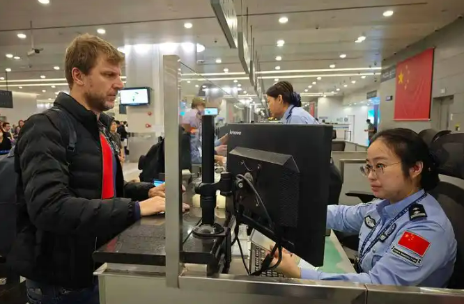 免簽政策紅利充分釋放 有力帶動旅游、交通、餐飲等產業發展