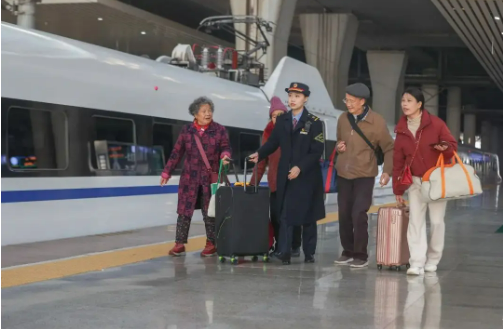 我國將增開銀發旅游列車 如何便利老年人出游？