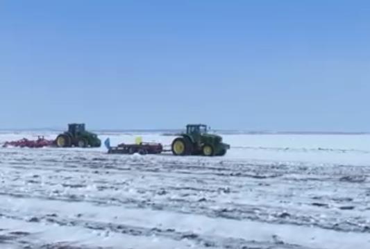 春耕先破雪 大馬力農機展現新疆農事生產“現代范兒”