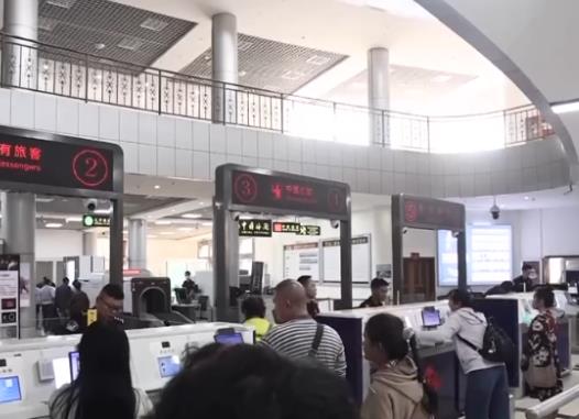 首個東盟國家免簽旅游團入境 中國東盟互聯互通實現“加速度”