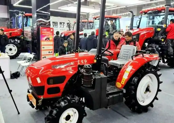 中國一拖東方紅智能拖拉機亮相江西農機展