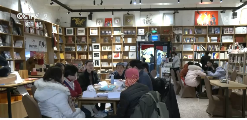 演出市場春“藝”濃 “演出+餐飲”多元場景激發消費新活力