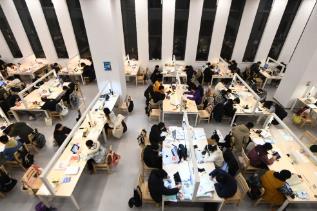 大學生論文“AI味兒”漸濃？使用AI工具 各高校“立規矩”了