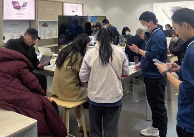 享受以舊換新優惠 消費者“扎堆兒”買手機