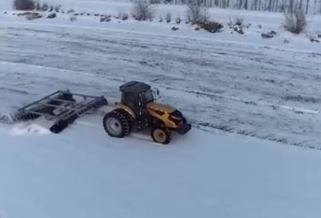 大型機械破雪忙 新疆重要棉花種植基地進入“備耕時間”