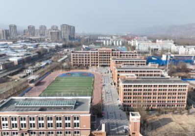 這所中學開學，師生跨越3000公里雙向奔赴