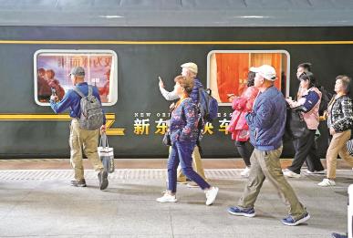 乘著銀發列車去旅游 列車像移動的家 旅游是行走的詩