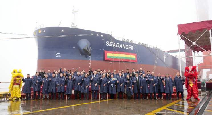 中國船舶外高橋造船建造的11.4萬噸阿芙拉型成品油船命名“海洋舞者”號