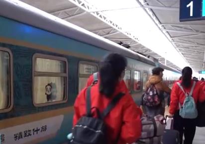 春日出游正當時 銀發專列讓更多老年人奔赴“詩和遠方”