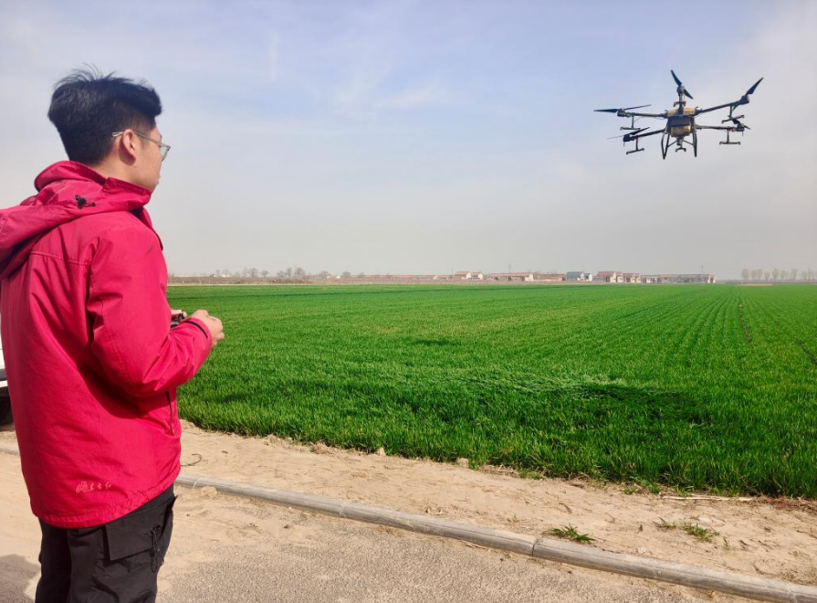 平板車、拖拉機、無人機：三代人的春耕圖