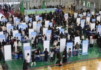 黑龍江綏化65家重點企業“組團”進校引才