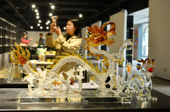 傳統工藝注入科技動能 河北河間市工藝玻璃制品銷往海外