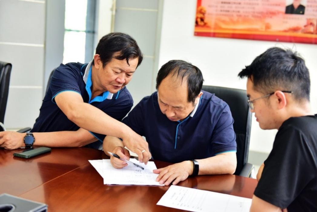 用“工匠精神”，破解復烤“智能化”難題——記楚雄復烤廠維修技師羅智峰、電工技師陳云