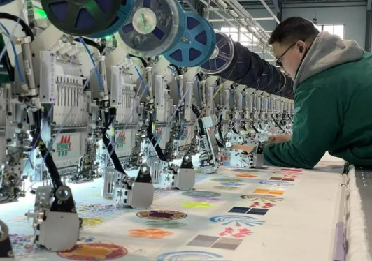 機器人“繡花工”登場 浙江諸暨“繡”出百億級產業集群