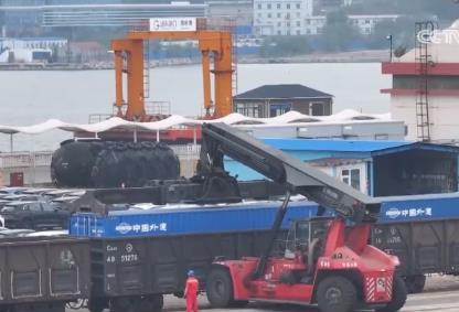 全國首趟“一單制”跨境鐵海聯運班列開行