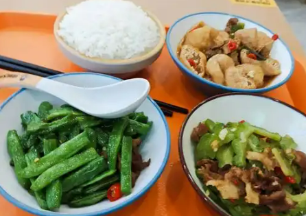 健康與品質驅動行業新變革 中式米飯快餐市場今年規模有望突破3000億元