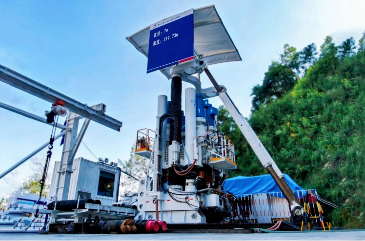 國內首臺7米超大直徑反井鉆機正式啟用