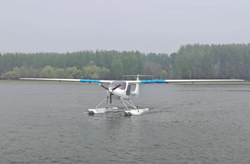 我國首款浮筒式雙座水上電動飛機成功首飛