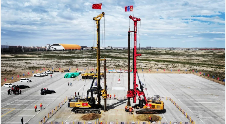 中蒙跨境鐵路大橋破土動工打下首根樁基