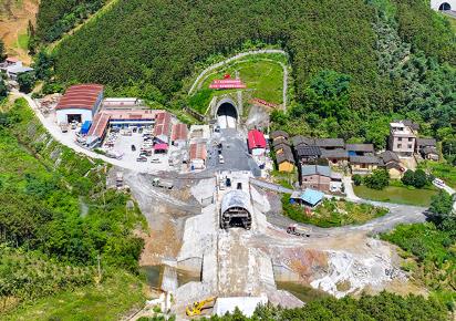 進度條刷新 柳梧鐵路全線最長隧道順利貫通