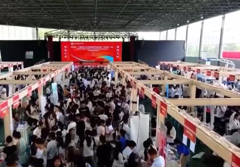 各地高校持續實施“宏志助航計劃” 精準幫扶畢業生順利就業