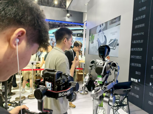 打卡王” 誕生！WAIC 2025商湯展區人頭攢動，機器人互動、AI 體驗引爆參觀熱潮
