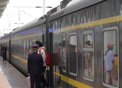 推著自行車上火車、晚上睡覺白天游玩 特色服務讓山水之約有了全新打開方式