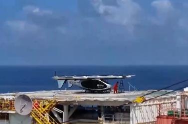 我國自主研發的噸級以上電動垂直起降航空器首次實現遠海石油平臺物資運輸飛行