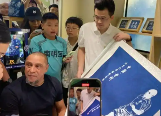 貴州“村超”熱度持續擴散 國際球星“引進來” 布依蠟染“走出去”