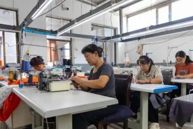 山西襄垣打造“共富工坊” 村民家門口端穩“就業碗”