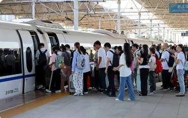 創歷史同期新高 1至8月全國鐵路發送旅客32億人次