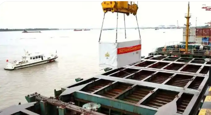 鄂產儲能裝備江海聯運“一箱制”首航出運