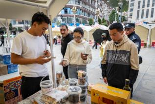 四川鄉城農特產品展火熱開展 四方游客共品香巴拉“鄉味”