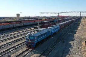 利用蒙古國寬軌卸后空敞車裝運 二連浩特鐵路國際物流蘭炭專列首發