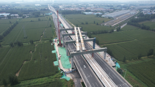 中建八局鳳凰黃河大橋南延工程超大跨度鋼混組合梁吊裝完成