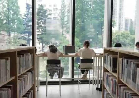 緩解“一座難求”，各地圖書館使出“暖心招”！服務升級提升讀者體驗