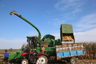 內蒙古東部縣豐收有“耕”基：機械賦能科技助力