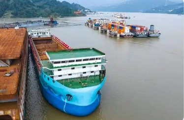 全球最大內河萬噸級純電動運輸船在湖北宜昌下水