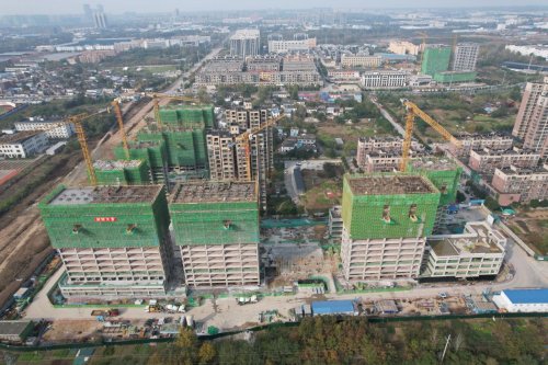 高效建造完美履約丨中建八局河南建設有限公司信陽中山保障性租賃住房項目首棟主樓主體結構封頂