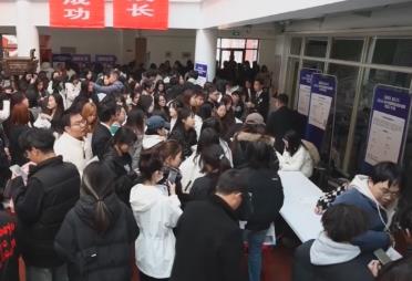 @高校畢業生，就業“大禮包”請查收！2025年秋招這幾類人才成“香餑餑”↓