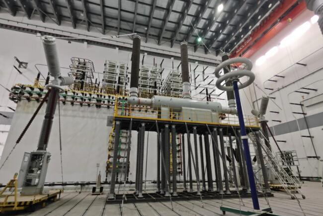 國際首臺800千伏80千安斷路器通過國家級鑒定