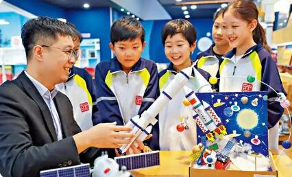 分類推進·學科融通·學用結合——教育部新聞發布會聚焦加強中小學科技教育