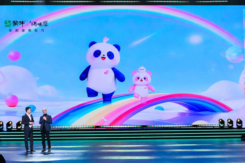 蒙牛瑞哺恩攜手“冰墩墩”設計師發布IP新形象，溫情傳遞“國寶級呵護”品牌理念