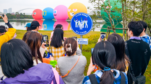 上海電信數字城市指示牌里的，是智惠城市的美好生活圖景