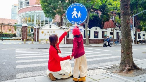 上海電信數字城市指示牌里的，是智惠城市的美好生活圖景