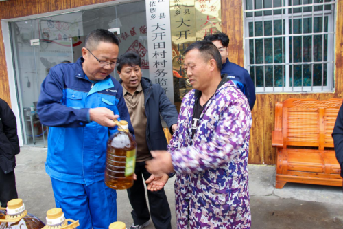 中交路建貴都擴容工程黨支部深入鄉村送溫暖真情幫扶獨居低保戶