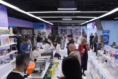 來華“淘好物”火爆出圈 外國游客“購物車”凸顯“中國制造”全球競爭力