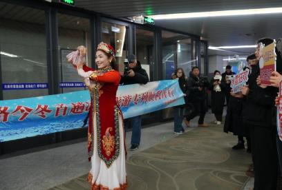 新疆今冬首趟冰雪旅游專列開行