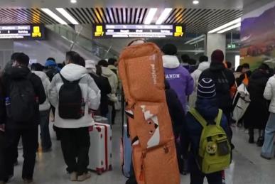 全方位便利舉措“組合拳”服務冰雪游 方便雪友出行實現下車即轉乘無縫銜接