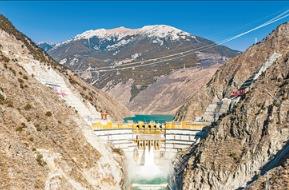 我國在建海拔最高雙曲拱壩電站 葉巴灘水電站首批機組投產發電